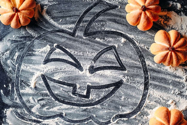 Фото Рисование хэллоуинской тыквы на муку и домашнее печенье