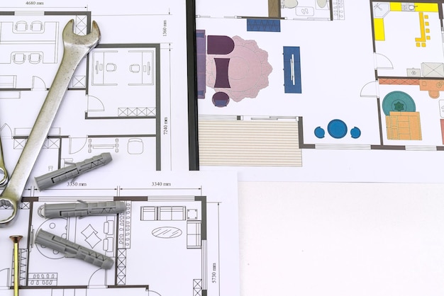 製図器具を使って家の設計図を描く