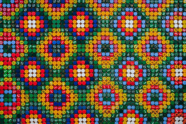 メキシコの装飾品に配置された菱形パターンのキャップの組み合わせのプラスチックキャップの描画