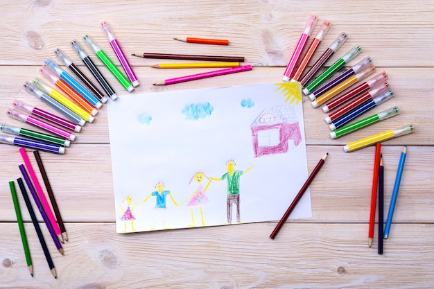 그림은 컬러 마커와 연필을 사용하여 어린이가 만들었습니다. 가족, 부모, 자녀 및 가정의 어린이 그림. 행복한 가정. 어린이 그림