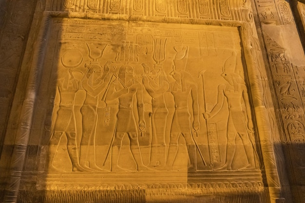 Disegni all'interno del tempio di kom ombo di notte illuminati