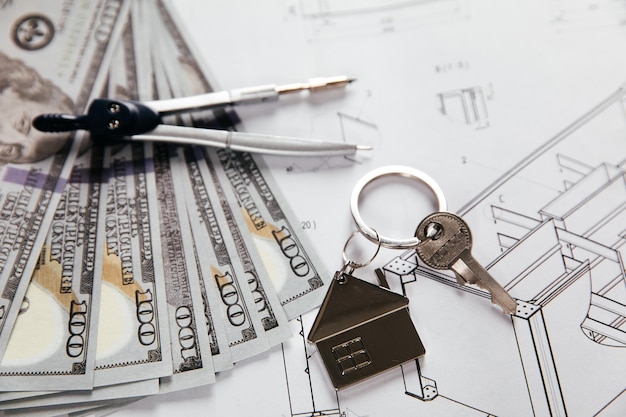 엔지니어 도구 돈과 집 열쇠가 있는 도면 새 집을 짓는 데 드는 비용