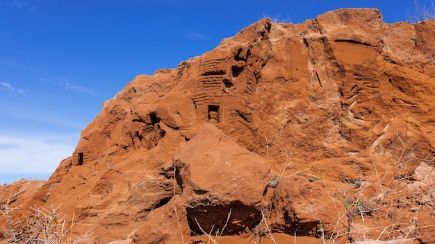 Disegni su una roccia di sabbia gialla