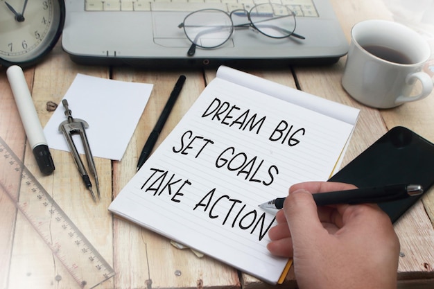 Foto big dream set goals take action parole lettera scritta su blocco note lavoro