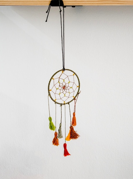 Dreamcatcher hangt in het kantoor tegen de muur achtergrond kopieerruimte