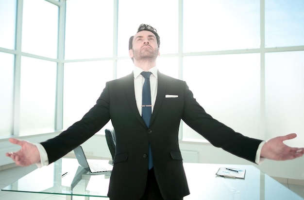 Photo dreaming businessman standing in his office