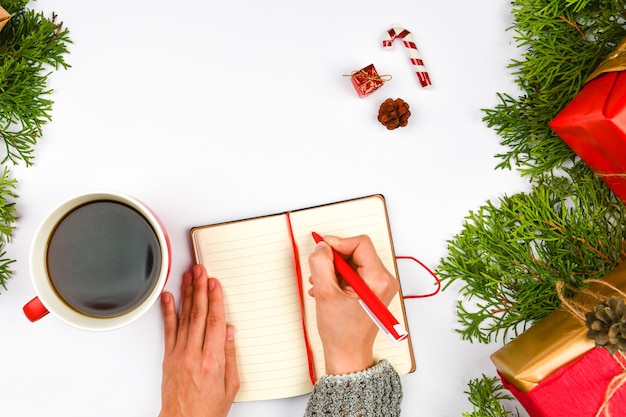 Dreams of goals-plannen maken een lijst voor het schrijven van nieuwjaarskerstmisconcept in notitieblok