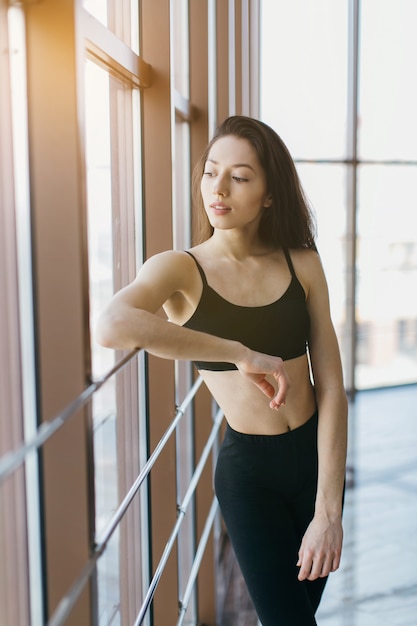 手すりの夢のような女性