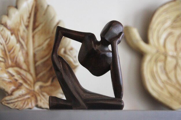 Photo dreamy wooden statue