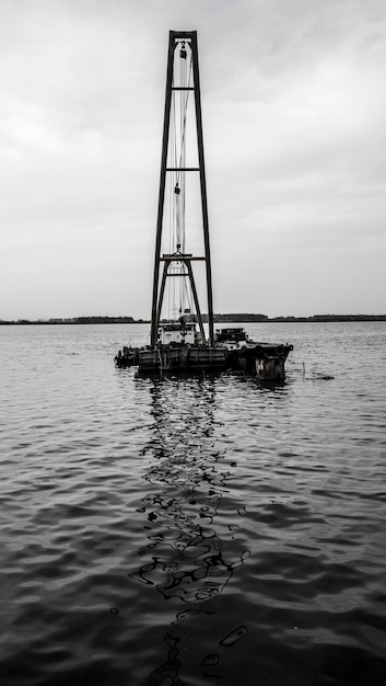 Foto dredge sul fiume contro il cielo