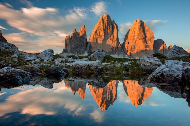 Drei Zinnen of Tre Cime di Lavaredo met reflectie in meer bij zonsondergang Dolomieten Zuid-Tirol Italiaanse Alpen Europa