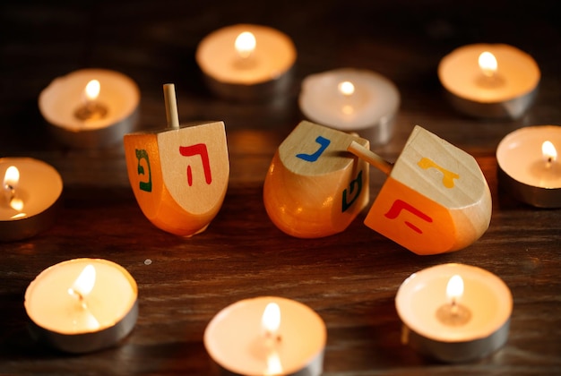 Dreidel is een vierzijdige top waarmee volgens de traditie kinderen spelen tijdens de joodse feestdag Chanoeka. De Hebreeuwse letter is op elk facet van de dreidel geschreven non gimel hey en pei