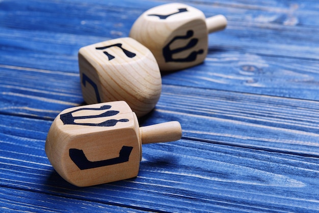 Dreidels voor Hanukkah op blauwe houten tafel close-up