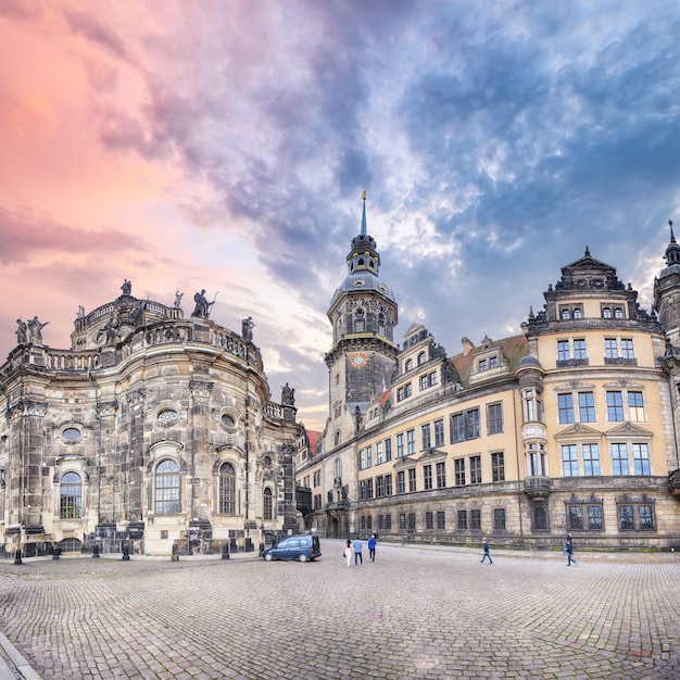 Photo dresden cathedral of the holy trinity hofkirche and dresden castle hausmannsturm on theaterplatz location dresden state of saxony germany europe