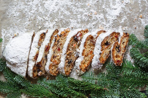 Foto dresda natale stollen con uvette secche albicocche ciliegie noci e frutta candita