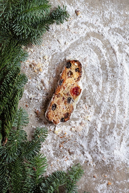 Foto dresda natale stollen con uvette secche albicocche ciliegie noci e frutta candita