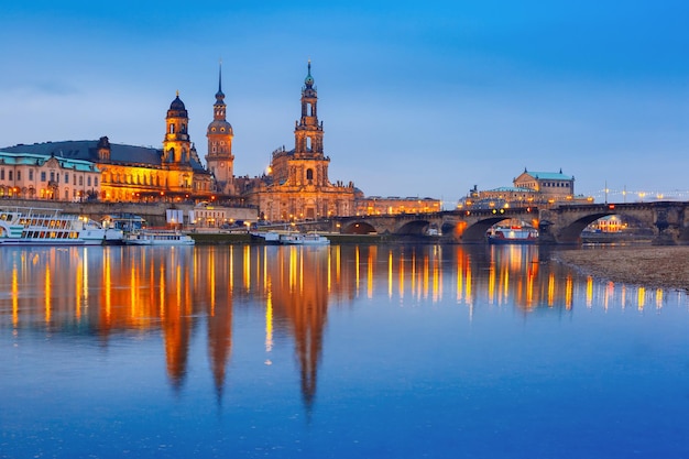 Dresden kathedraal van de heilige drie-eenheid of hofkirche bruehls terras of het balkon van europa semperop