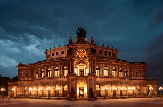 Photo dresden opera theatre at night