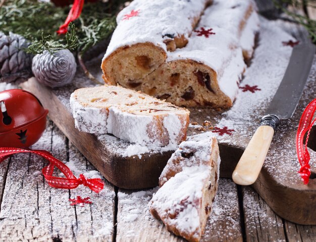 Foto dresdner stollen è una torta tradizionale tedesca con uvetta.