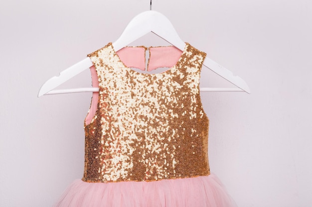 Платье для девочки праздничный наряд на вешалке бальное платье для детей Фото высокого качества