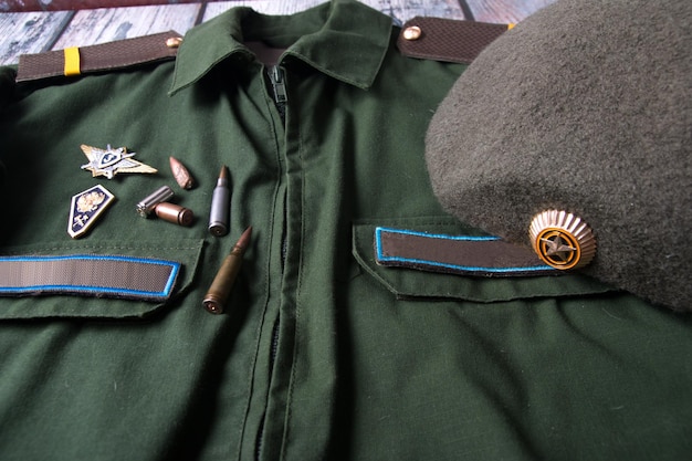 Photo the dress uniform of the russian army the soldiers tunic takes with the flag of russia and military cartridges