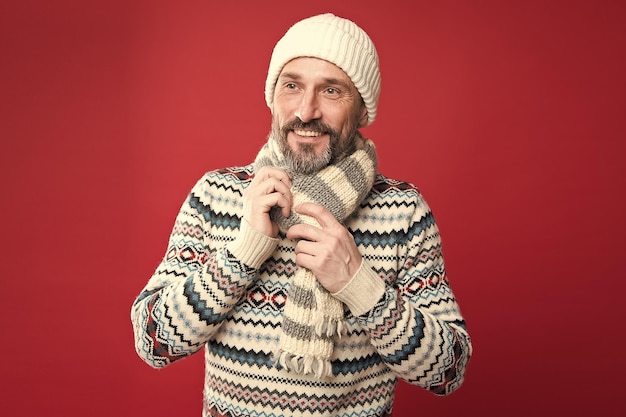 Photo dressing like man mature man red background bearded man in winter style caucasian man wear warm clothes fashion and style winter trends