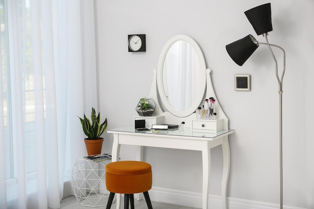 Фото Туалетный столик с зеркалом в стильном интерьере комнаты