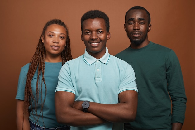 drie Afro-Amerikaanse mensen die zich voordeed op bruin