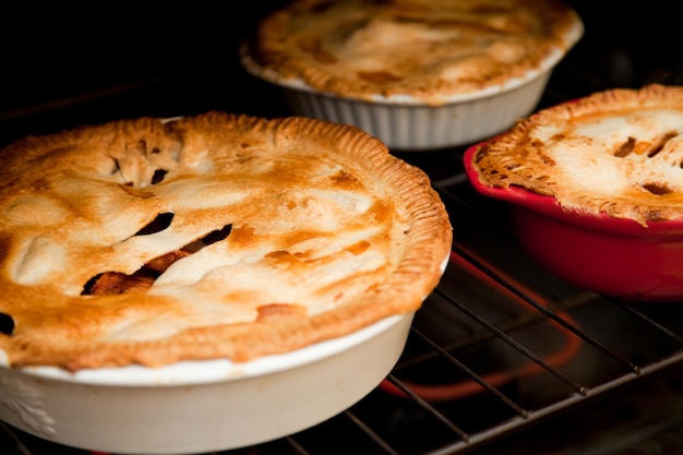 Drie appeltaarten koken in de ovenxA