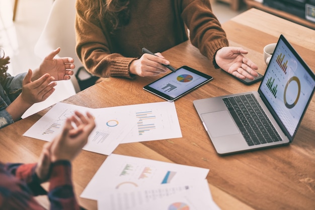 Drie Aziatische zakenman werken en presenteren zaken in een vergadering