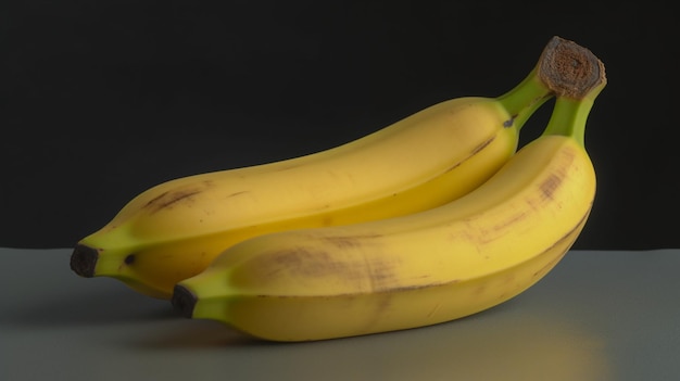 Drie bananen staan op een tafel met een donkere achtergrond.