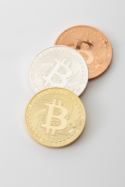 Drie Bitcoins-Muntstukken op wit