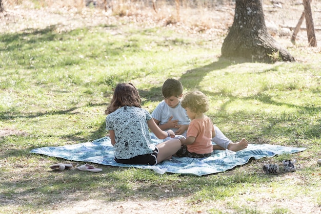 Drie blanke kinderen spelen en brengen alternatieve vakanties door in een caravan