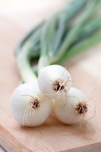 Foto drie bollen lente-uitjes op witte achtergrond