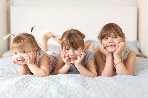 Drie broers en zussen in een echte interieurstijl