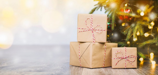 Drie cadeautjes op de grond onder de kerstboom