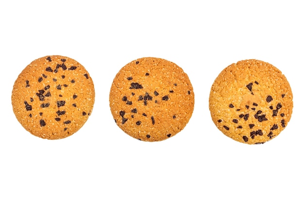 Drie chocolate chip cookies geïsoleerd op wit Bovenaanzicht