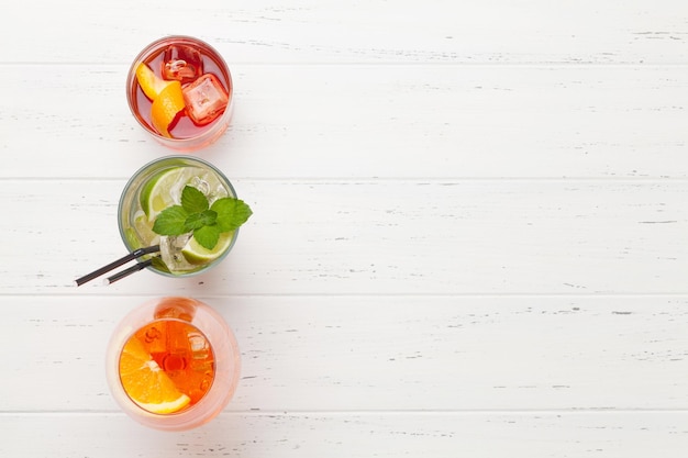 Drie cocktailglazen.