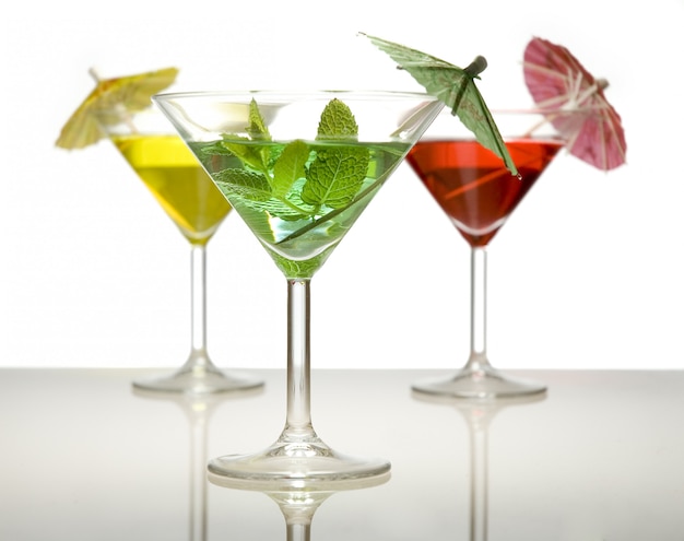 Drie cocktails met parasols