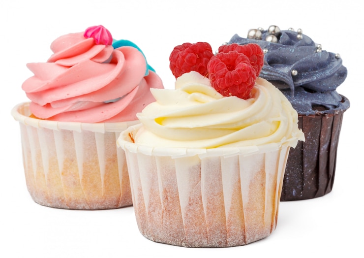 Foto drie cupcakes sluiten omhoog geïsoleerd op witte achtergrond