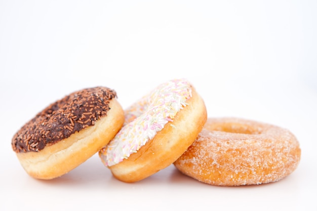 Drie donuts met opgestelde suikerglazuursuiker