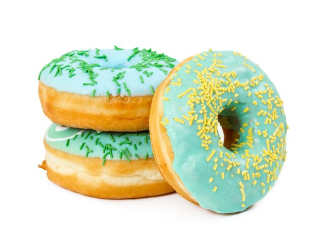 Drie donuts met versierde hagelslag geïsoleerd op een witte achtergrond