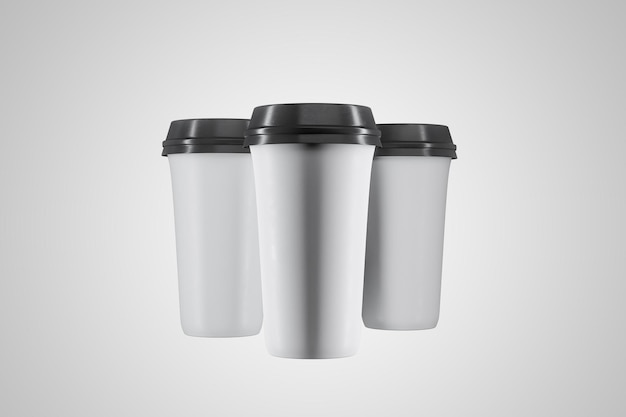 Drie eenmalige kopjes koffie uit wit papier.