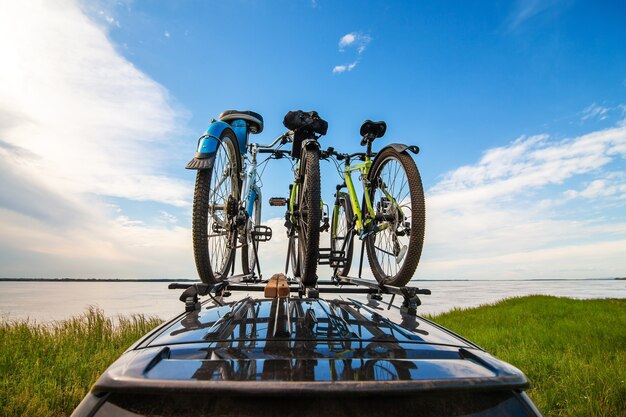 Drie fietsen op dakdragers aan de oever van de rivier