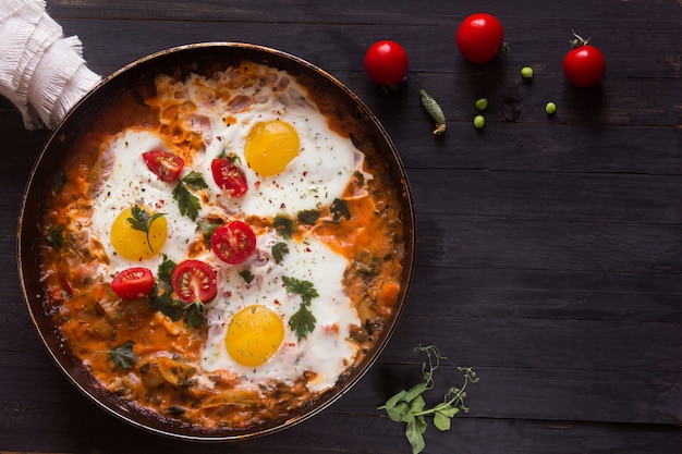 Drie gebakken eieren met ã'â herry tomaten