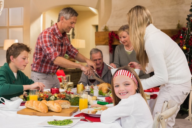 Drie generatiefamilie die kerstmisdiner hebben samen