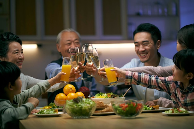 Drie generaties Aziatische familie die samen eten.