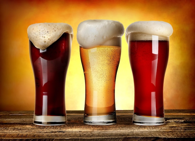 Drie glazen bier op een houten tafel