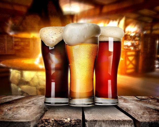Drie glazen bier op een tafel in de bar