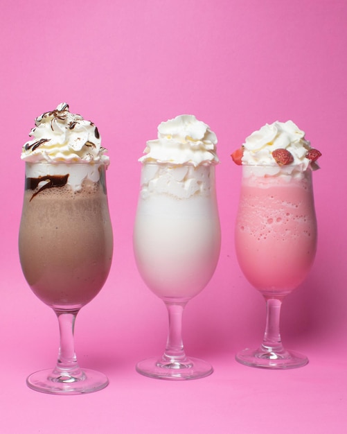 Drie glazen ijs waarvan één een milkshake.